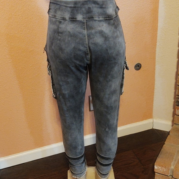 Like-new High Waistband Jeans - Picture 2 of 10
